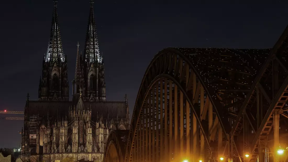 Seit dem Terroralarm im Dezember werden die Sicherheitsvorkehrungen in und um den Kölner Dom weiter aufrecht erhalten. - Bild: Oliver Berg/dpa