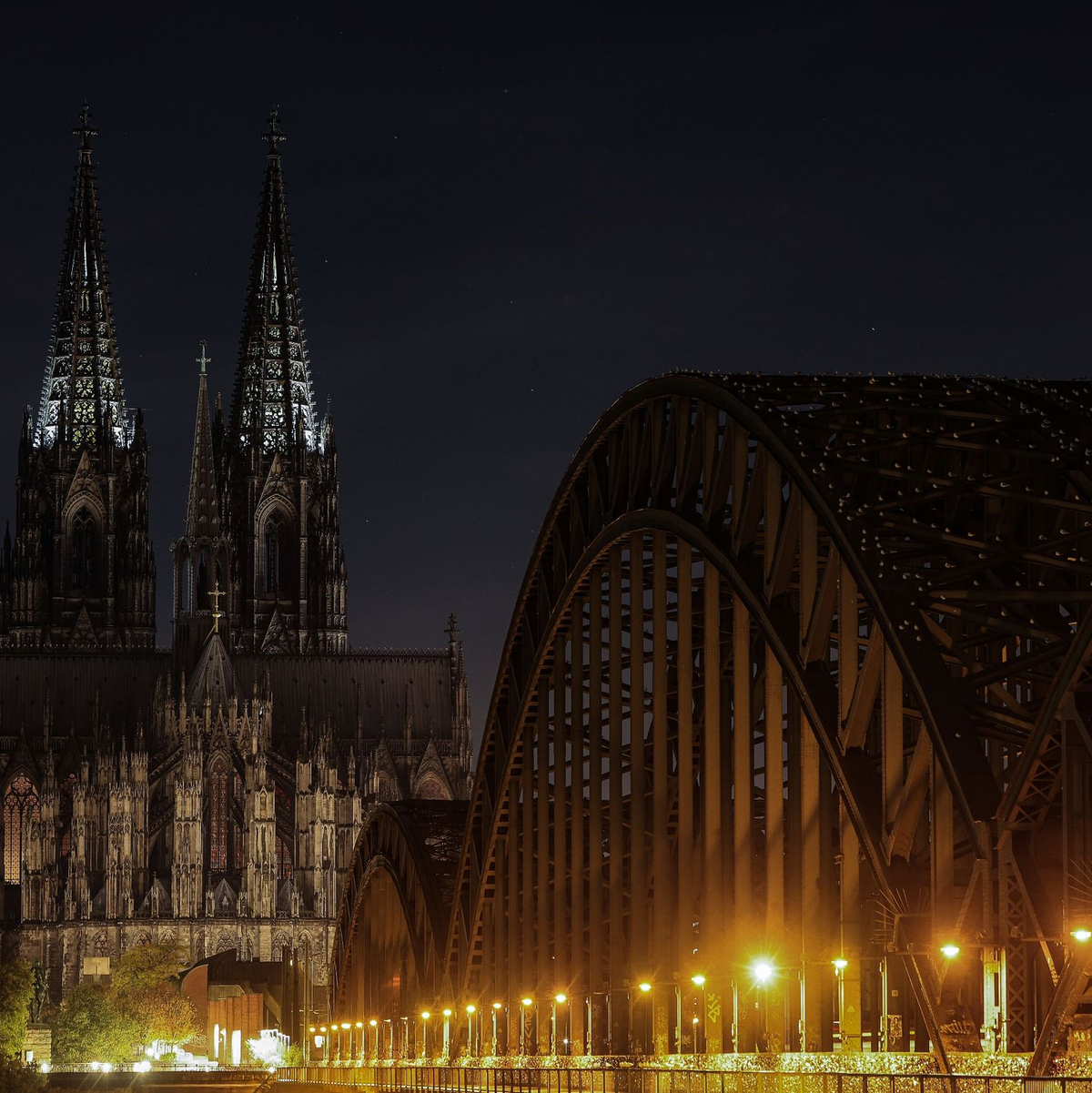 Für Besucher des Kölner Doms gelten an den Weihnachtstagen besondere Sicherheitsmaßnahmen. - Foto: Oliver Berg/dpa