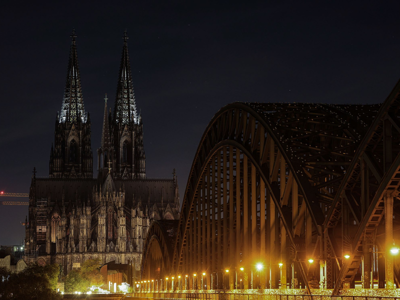 Seit dem Terroralarm im Dezember werden die Sicherheitsvorkehrungen in und um den Kölner Dom weiter aufrecht erhalten. - Foto: Oliver Berg/dpa