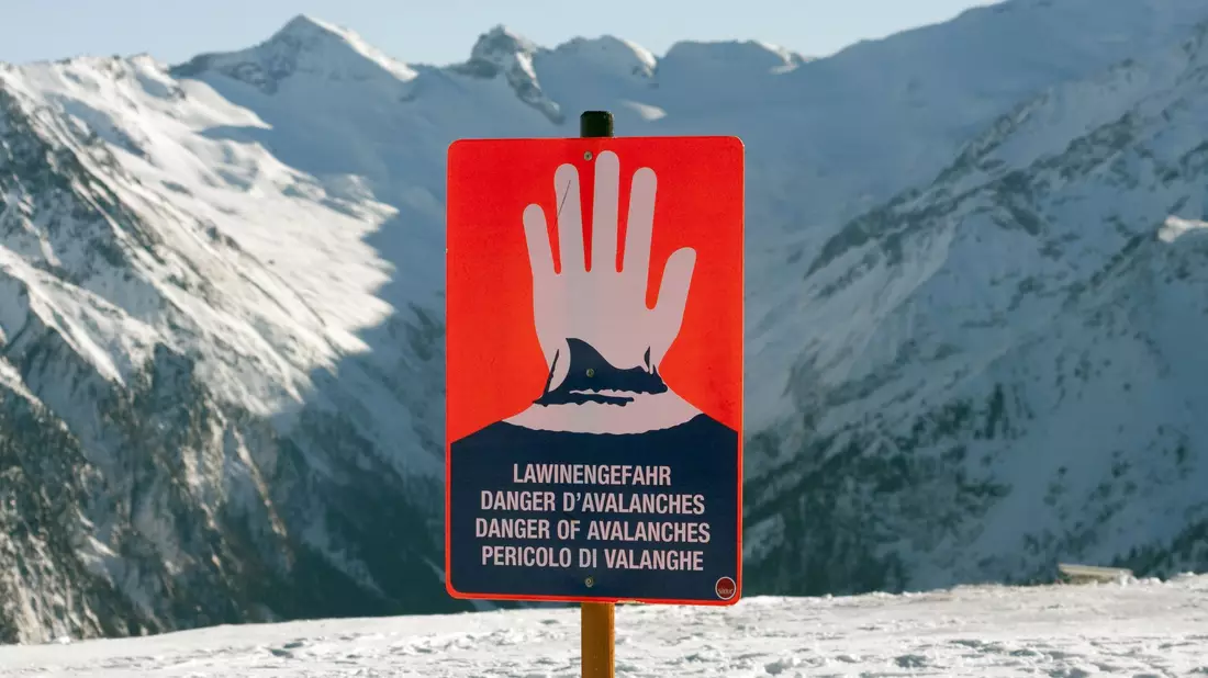 Ein Schild warnt in einem Skigebiet in den Alpen vor Lawinengefahr. - Bild: Frank Rumpenhorst/dpa