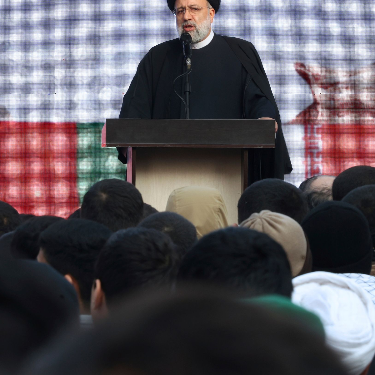 Der iranische Präsident Ebrahim Raisi hat eine entschiedene Reaktion angekündigt. Die Staatsführung verurteilte die Attacke aufs Schärfste, vermied aber Schuldzuweisungen. - Foto: Vahid Salemi/AP/dpa