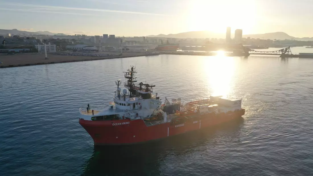 Das Seenotrettungsschiff «Ocean Viking» verlässt den Hafen von Marseille zu einer Rettungsmission im Mittelmeer. - Bild: Gilles Bader/Le Pictorium Agency via ZUMA/dpa
