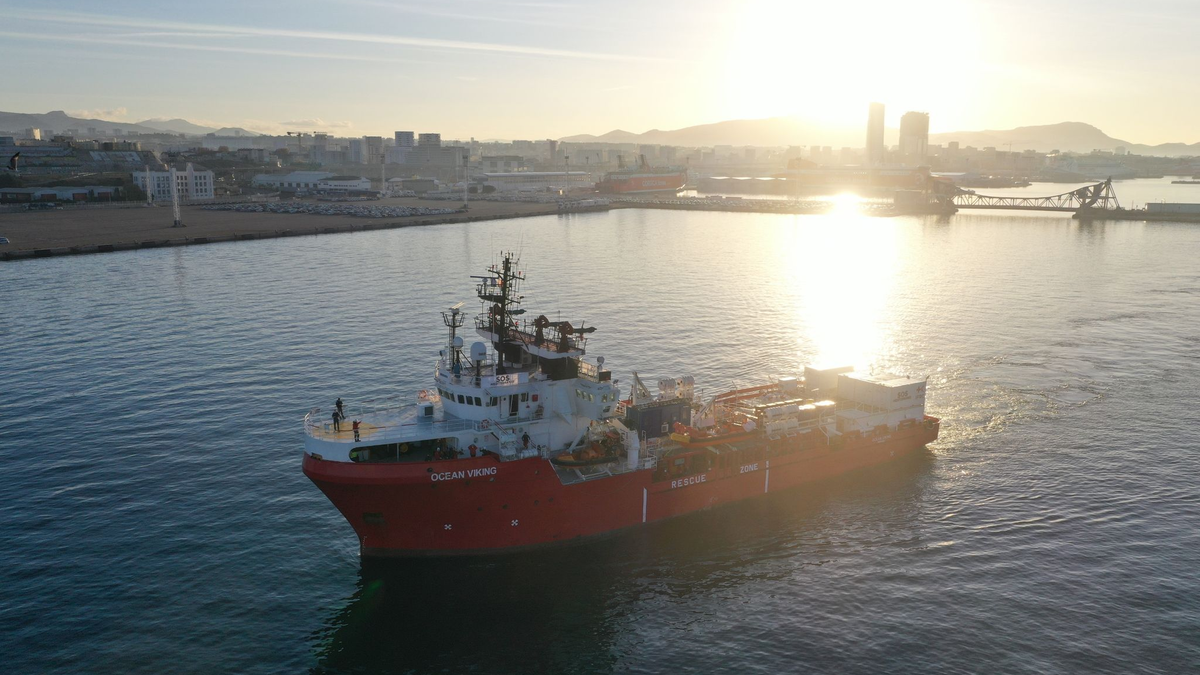 Das Seenotrettungsschiff «Ocean Viking» verlässt den Hafen von Marseille zu einer Rettungsmission im Mittelmeer. - Foto: Gilles Bader/Le Pictorium Agency via ZUMA/dpa