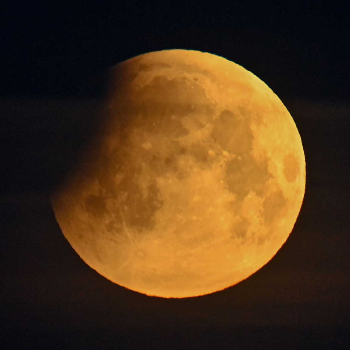 Partielle Mondfinsternis - Foto: Patrick Pleul/dpa