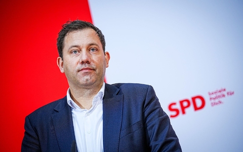 SPD-Chef Lars Klingbeil: «Die AfD ist eine brandgefährliche Partei, weil sie hetzt, polarisiert und dieses Land spalten will.» - Foto: Kay Nietfeld/dpa