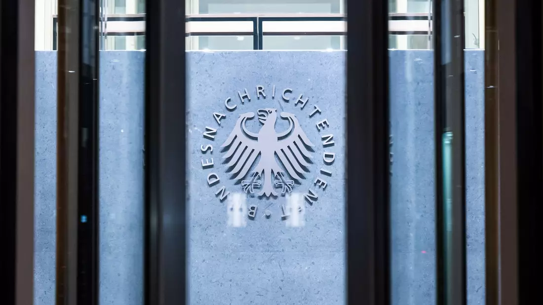 Die Bundesanwaltschaft hat einen Mitarbeiter des Bundesnachrichtendienstes (BND) und einen mutmaßlichen Komplizen angeklagt. - Bild: Christophe Gateau/dpa