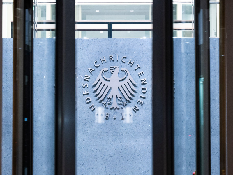 Die Bundesanwaltschaft hat einen Mitarbeiter des Bundesnachrichtendienstes (BND) und einen mutmaßlichen Komplizen angeklagt. - Foto: Christophe Gateau/dpa