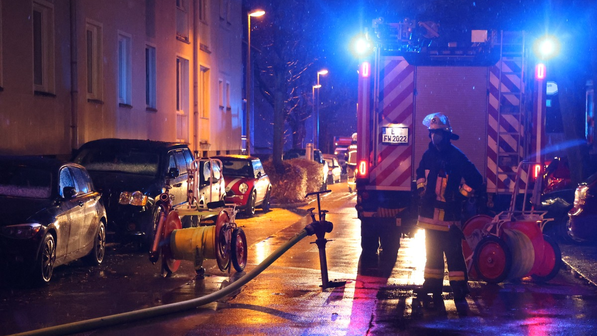 FW-E: Nächtlicher Wohnungsbrand in einem Mehrfamilienhaus - Treppenraum verraucht - Foto: presseportal.de