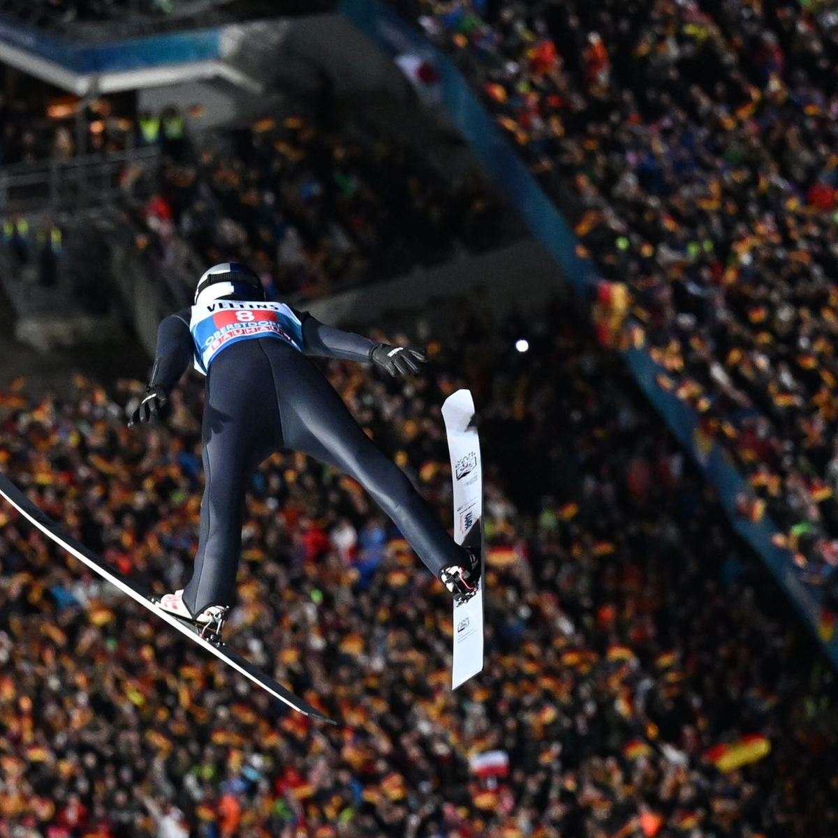 Setzte sich beim Auftaktspringen in Oberstdorf durch: Andreas Wellinger. - Foto: Angelika Warmuth/dpa