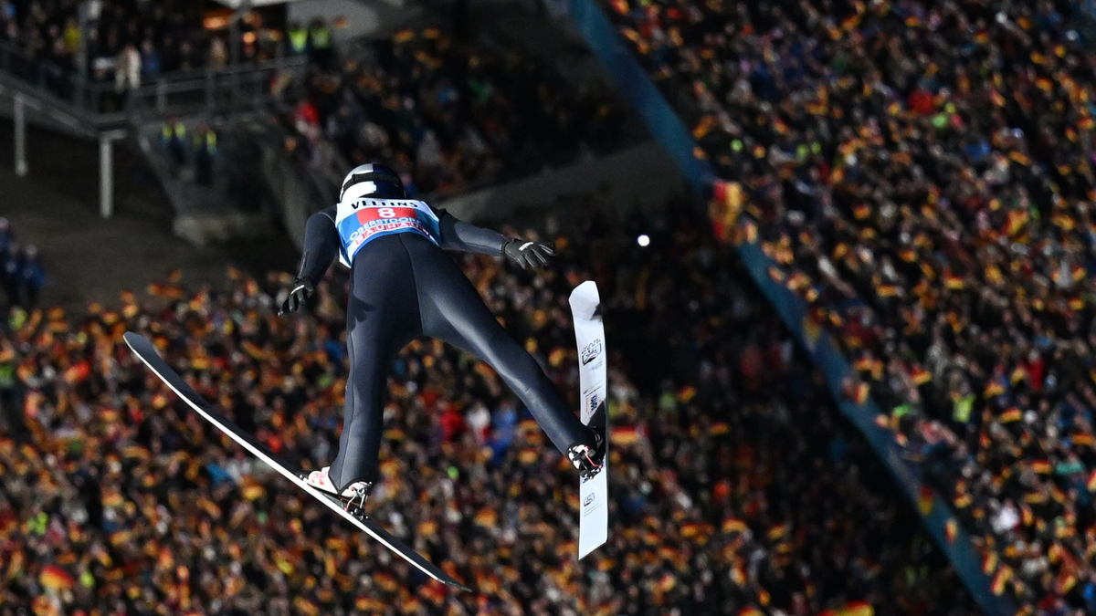 Andreas Wellinger bleibt bei der Vierschanzentournee auf Kurs. - Foto: Angelika Warmuth/dpa
