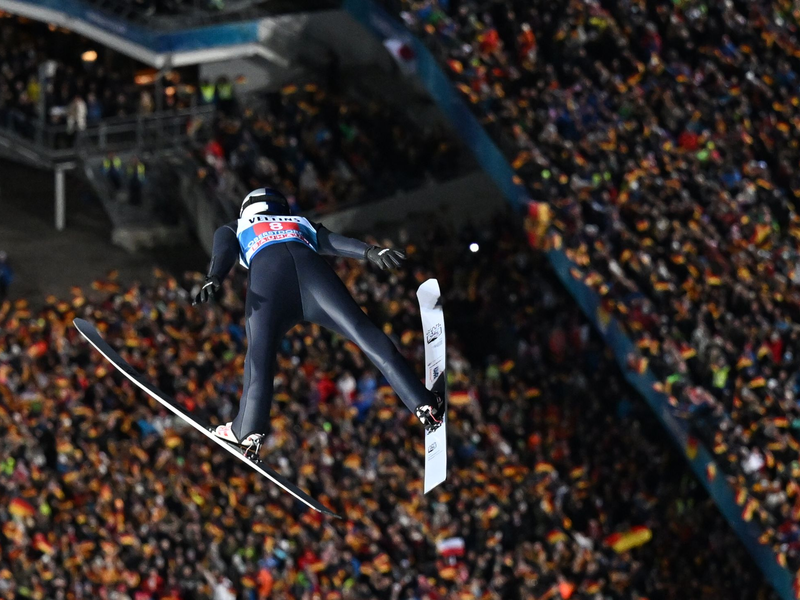 Andreas Wellinger hat in Garmisch-Partenkirchen seine Gesamtführung verteidigt. - Foto: Angelika Warmuth/dpa