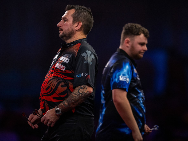 Van Veen jubelt im Duell mit Humphries. - Foto: Steven Paston/PA Wire/dpa