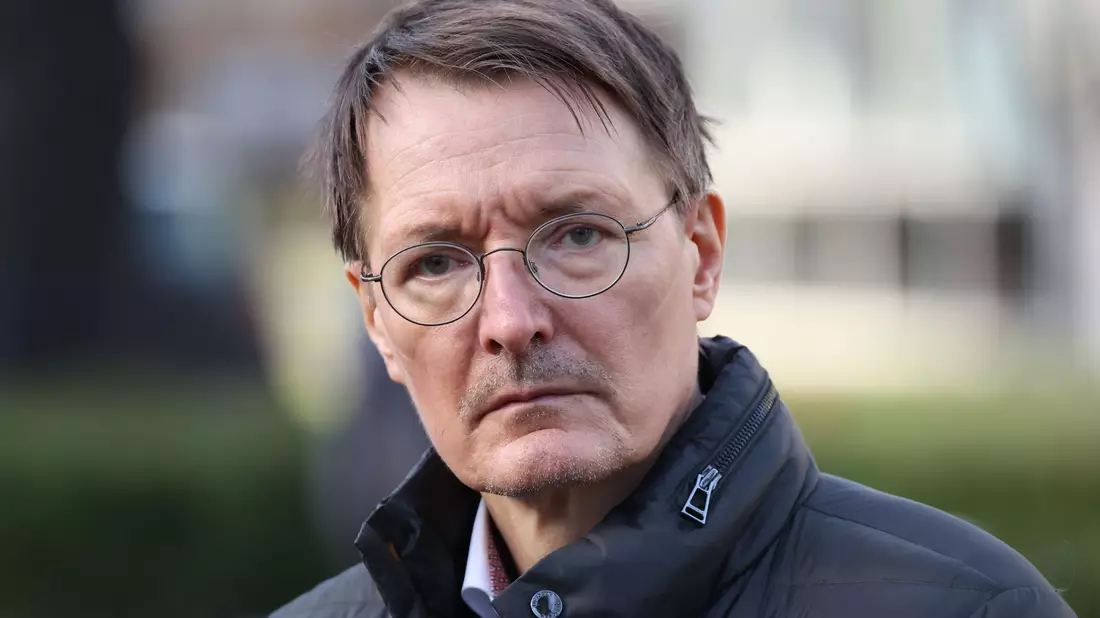 Laut Karl Lauterbach sind für den eigentlichen Prozess des Umbaus Hilfen «aus Mitteln von Bund und Ländern» in Aussicht gestellt. - Bild: Joerg Carstensen/dpa