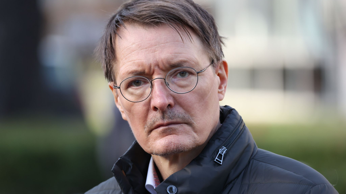 Laut Karl Lauterbach sind für den eigentlichen Prozess des Umbaus Hilfen «aus Mitteln von Bund und Ländern» in Aussicht gestellt. - Foto: Joerg Carstensen/dpa