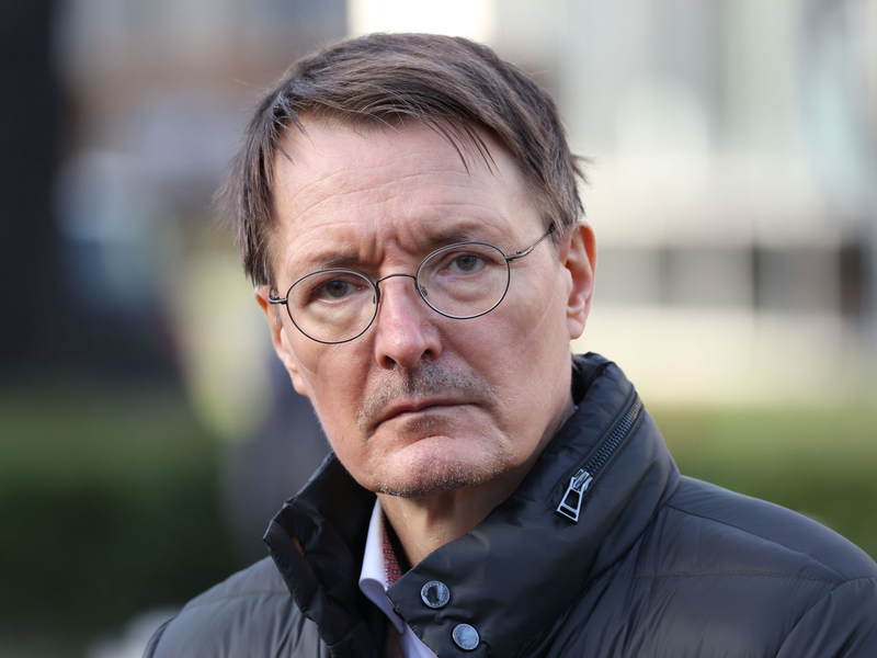 Laut Karl Lauterbach sind für den eigentlichen Prozess des Umbaus Hilfen «aus Mitteln von Bund und Ländern» in Aussicht gestellt. - Foto: Joerg Carstensen/dpa