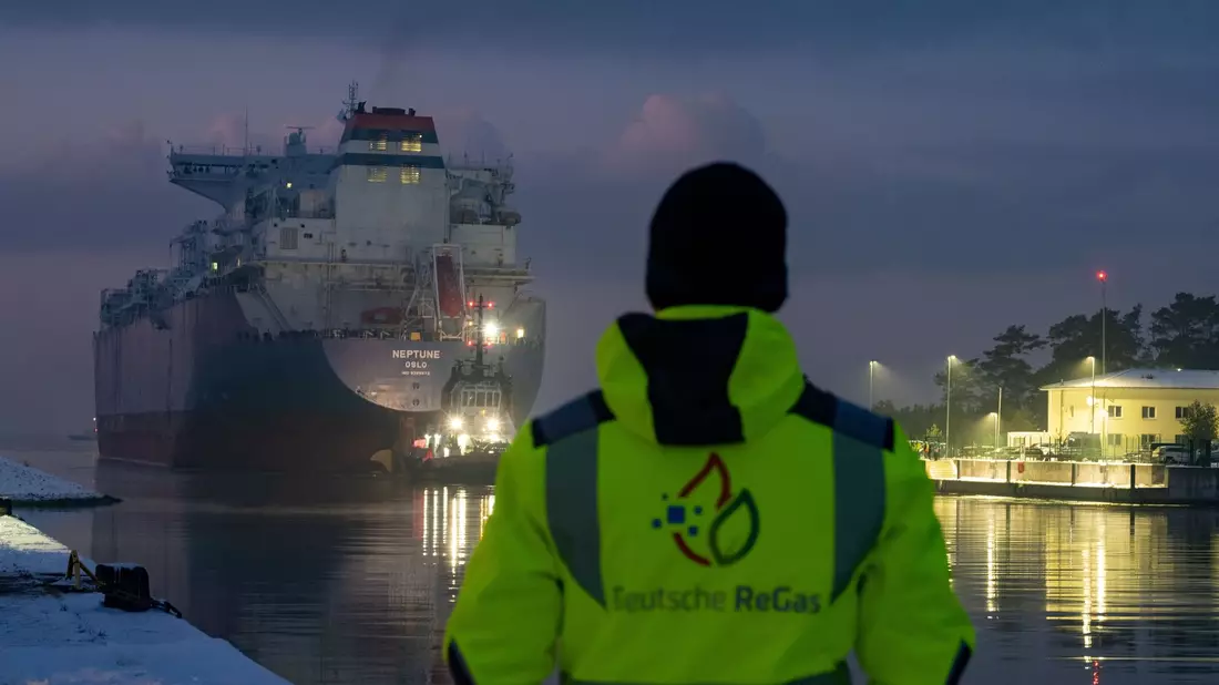 Blick auf den Hafen Mukran. Der Bundestag will den Hafen Mukran am Freitag in das LNG-Beschleunigungsgesetz aufnehmen. - Bild: Stefan Sauer/dpa