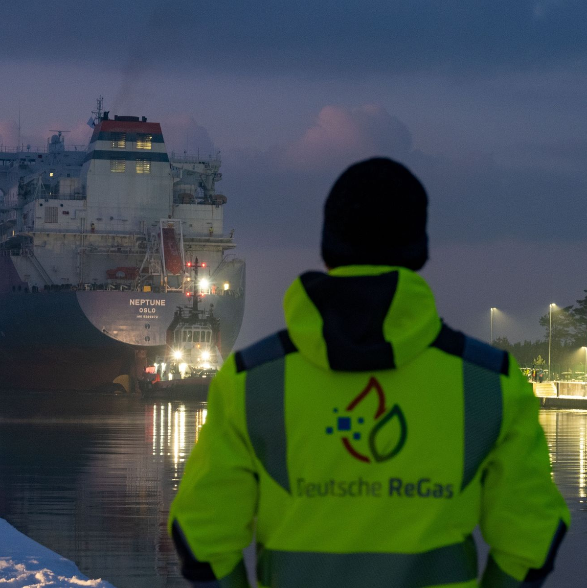 Auf dem Pipeline-Verlegeschiff «Castoro 10» vor dem Strand von Lubmin bauen Fachleute an der Anbindungspipeline des umstrittenen Rügener Flüssigerdgas-Terminals in Mukran. - Foto: Stefan Sauer/dpa