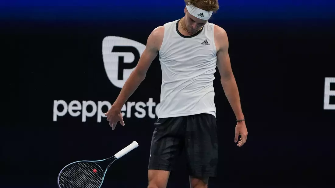 Alexander Zverev schied im vergangenen Jahr in Melbourne bereits in der zweiten Runde aus. - Bild: Mark Baker/AP/dpa