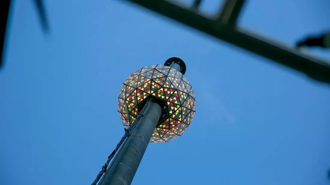 Der Ball Drop ist eine beliebte Silvestertradition, die Hunderttausende anzieht. - Bild: Ted Shaffrey/AP/dpa