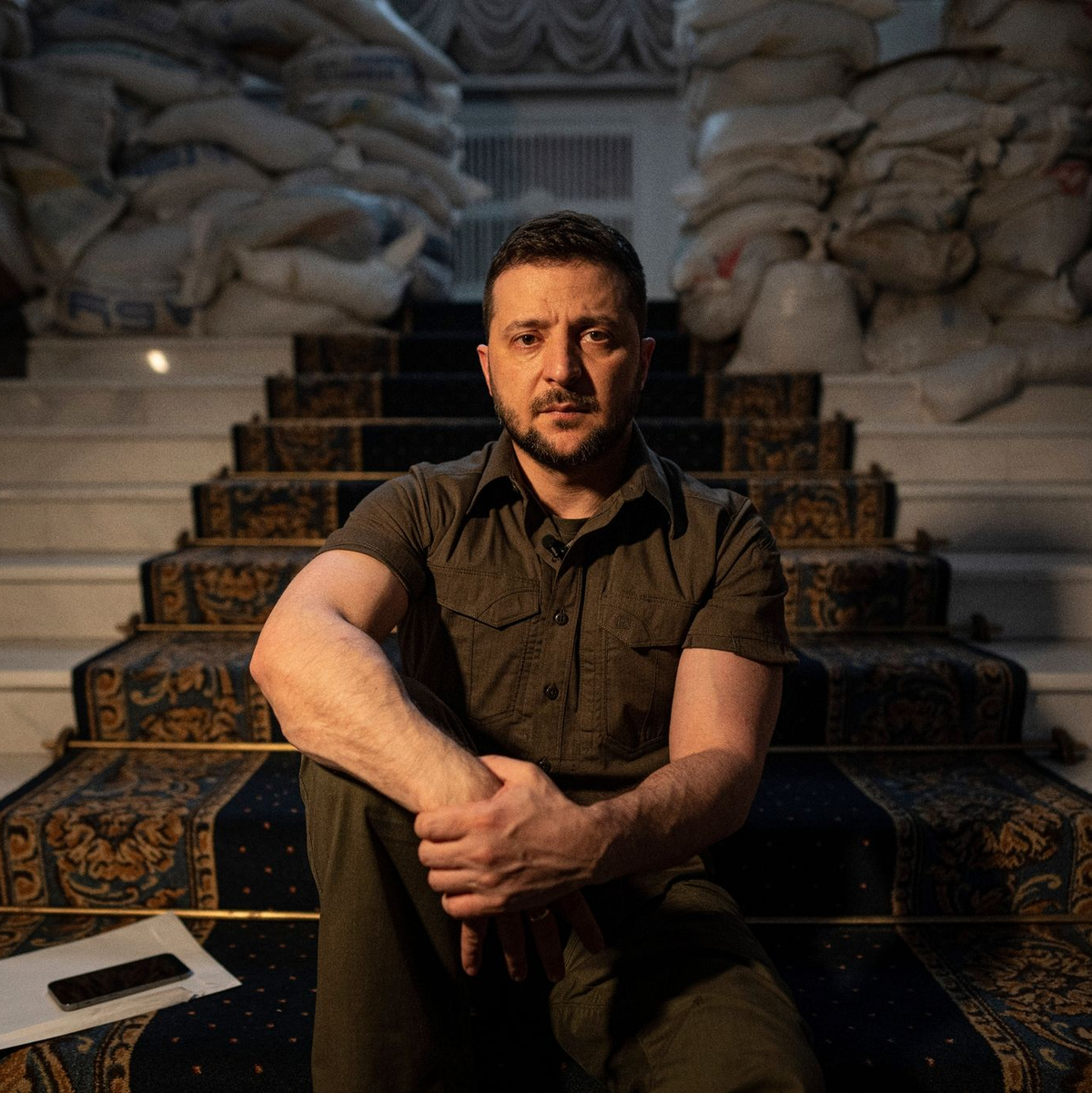 Der ukrainische Präsident Wolodymyr Selenskyj fordert vom Westen mehr Flugabwehr. - Foto: Evgeniy Maloletka/AP/dpa