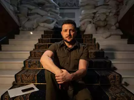 Selenskyj will heute auf einer Pressekonferenz Bilanz zu den drei Kriegsjahren ziehen. (Archivbild) - Foto: Evgeniy Maloletka/AP/dpa