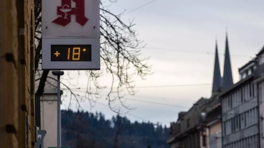 Teilnehmer einer Demonstration gegen den Klimawandel und für Klimagerechtigkeit stehen auf dem Platz der Alten Synagoge in Freiburg. - Bild: Philipp von Ditfurth/dpa
