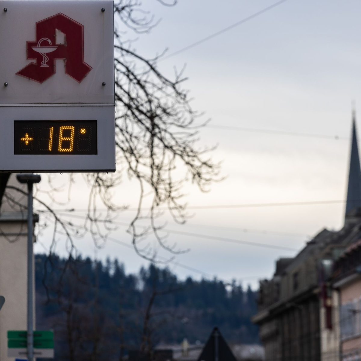 Teilnehmer einer Demonstration gegen den Klimawandel und für Klimagerechtigkeit stehen auf dem Platz der Alten Synagoge in Freiburg. - Foto: Philipp von Ditfurth/dpa