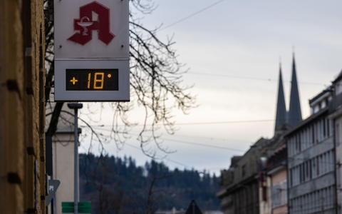 Teilnehmer einer Demonstration gegen den Klimawandel und für Klimagerechtigkeit stehen auf dem Platz der Alten Synagoge in Freiburg. - Foto: Philipp von Ditfurth/dpa