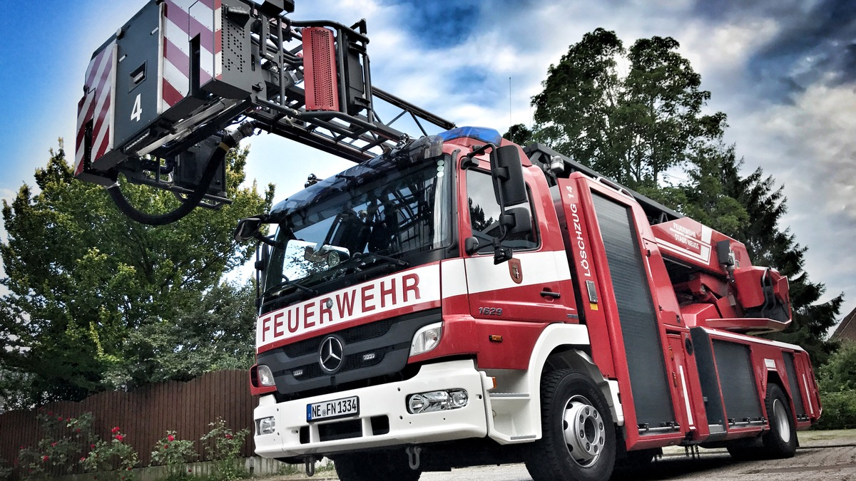 FW-NE: Balkonbrand in Mehrfamilienhaus | Keine Verletzten - Foto: presseportal.de