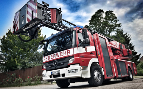 FW-NE: Balkonbrand in Mehrfamilienhaus | Keine Verletzten - Foto: presseportal.de