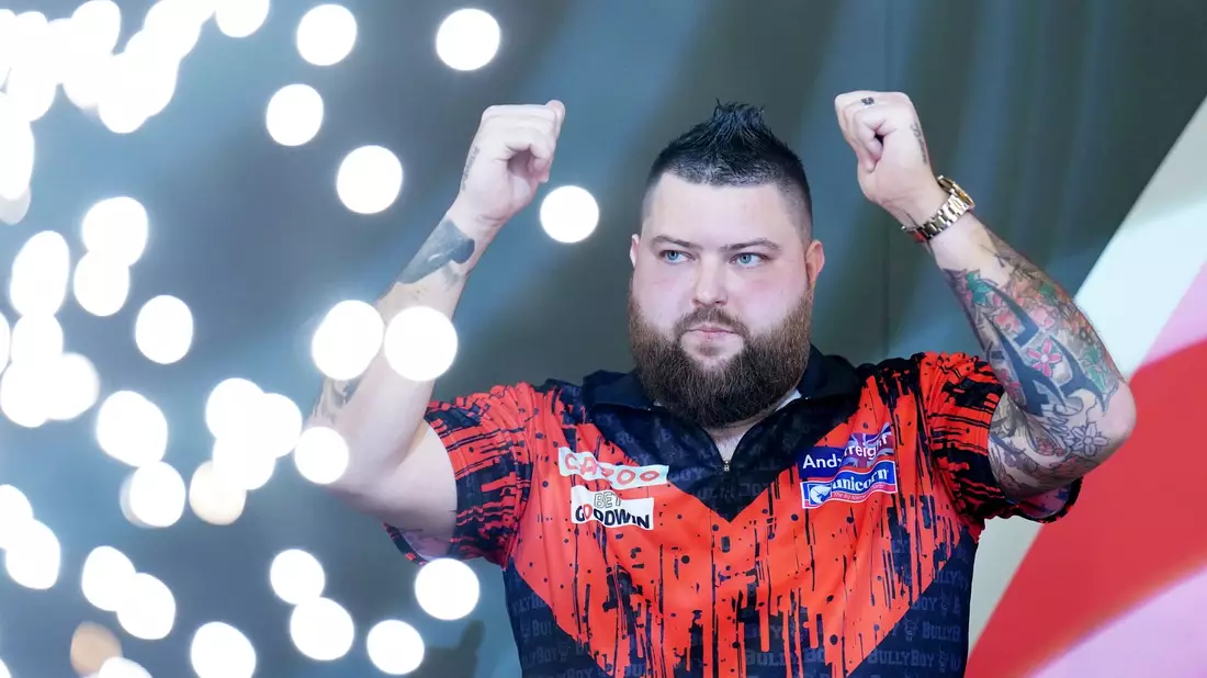 WM-Titelverteidiger Michael Smith schied bei der Weltmeisterschaft aus. - Bild: Zac Goodwin/PA Wire/dpa