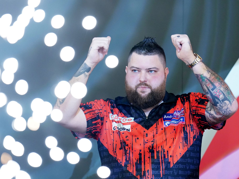 WM-Titelverteidiger Michael Smith schied bei der Weltmeisterschaft aus. - Foto: Zac Goodwin/PA Wire/dpa