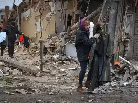 Rettungskräfte sind in Saporischschja nach den massiven russischen Angriffen im Einsatz. - Foto: Andriy Andriyenko/AP/dpa