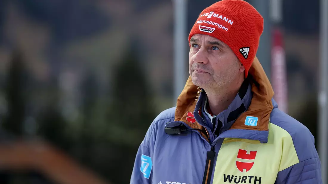 Bundestrainer Stefan Horngacher hat mit seinem Team vor der Flug-WM und Olympia noch viel Arbeit. - Bild: Daniel Karmann/dpa