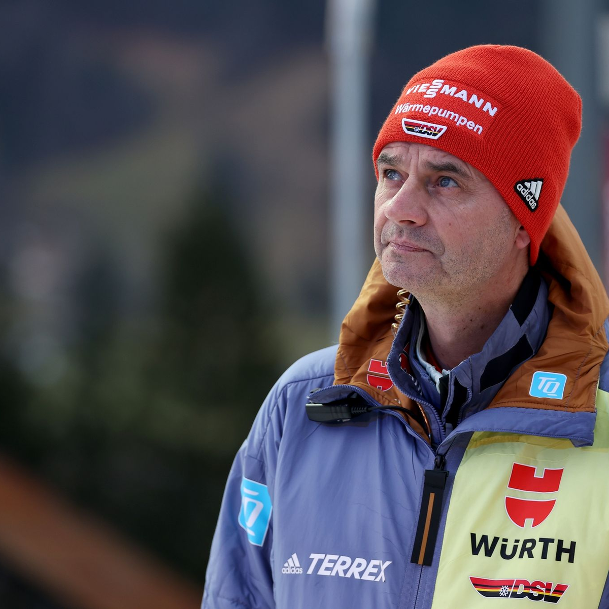 Bundestrainer Stefan Horngacher hat mit seinem Team vor der Flug-WM und Olympia noch viel Arbeit. - Foto: Daniel Karmann/dpa