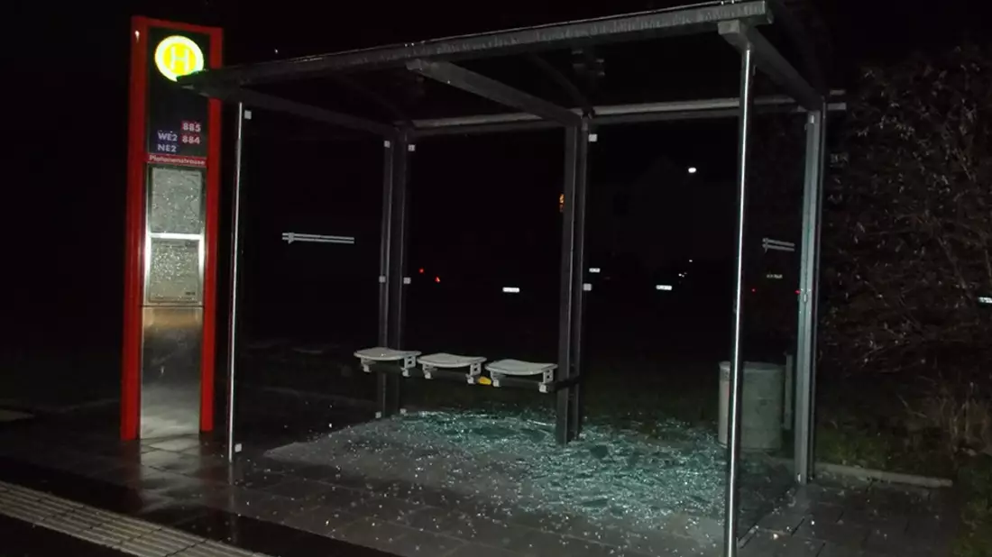 POL-HRO: Scheiben zerstört: Bushaltestelle Ziel von Vandalismus - Bild: presseportal.de