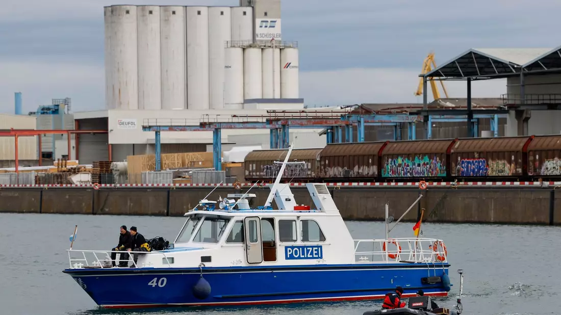 Taucher, Leichenspürhunde und Sonarboote suchen nach der vermissten Schwangeren im Nürnberger Hafen. Die Staatsanwaltschaft hat inzwischen Anklage erhoben. - Bild: Heiko Becker/dpa