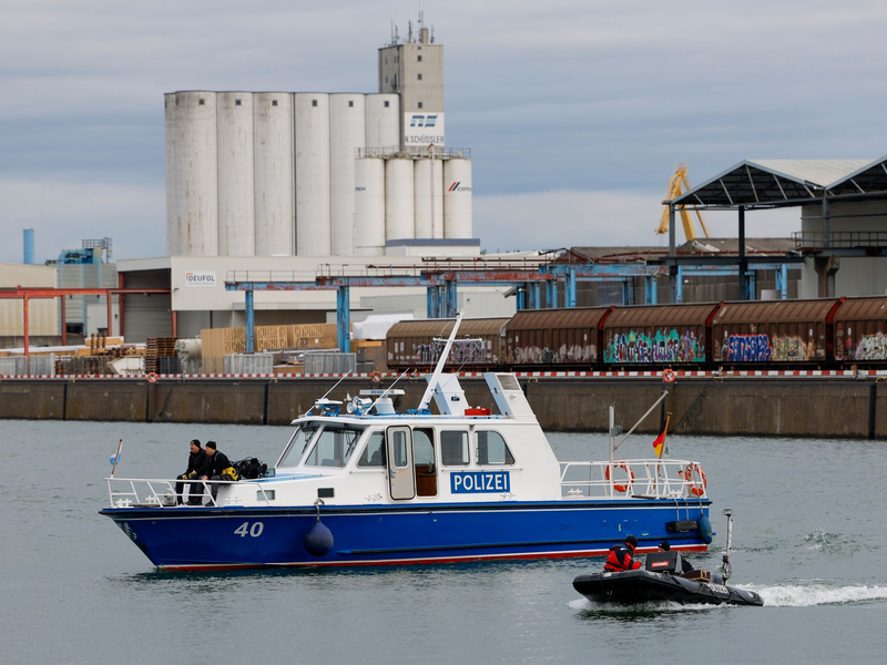 Taucher, Leichenspürhunde und Sonarboote suchen nach der vermissten Schwangeren im Nürnberger Hafen. Die Staatsanwaltschaft hat inzwischen Anklage erhoben. - Foto: Heiko Becker/dpa