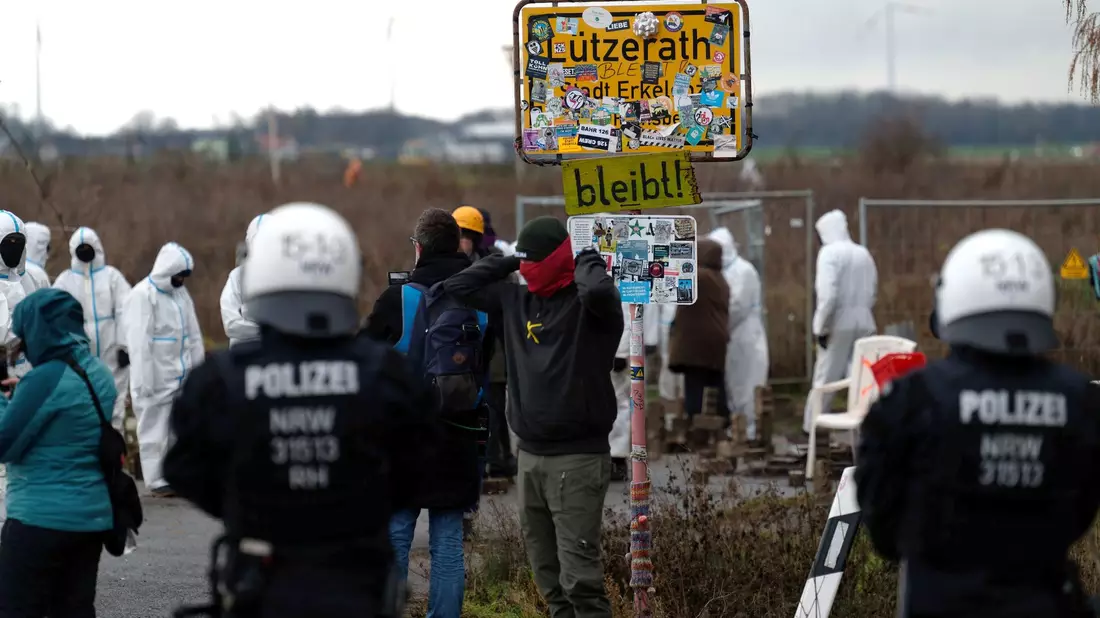 Aktivisten bauten im Vorfeld der Räumung von Lützerath Barrikaden auf und steckten diese in Brand (Archivbild). - Bild: Henning Kaiser/dpa