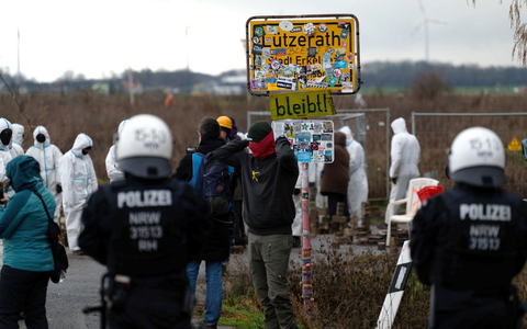 Aktivisten bauten im Vorfeld der Räumung von Lützerath Barrikaden auf und steckten diese in Brand (Archivbild). - Foto: Henning Kaiser/dpa