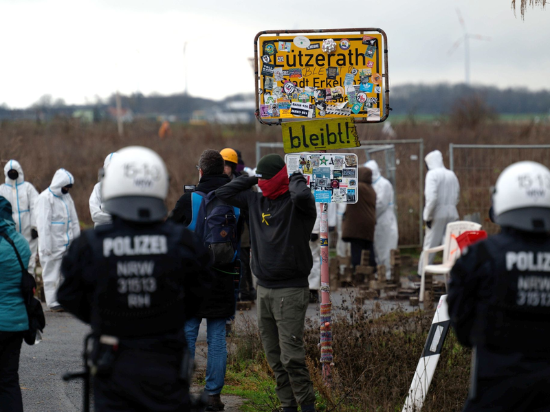 Aktivisten bauten im Vorfeld der Räumung von Lützerath Barrikaden auf und steckten diese in Brand (Archivbild). - Foto: Henning Kaiser/dpa