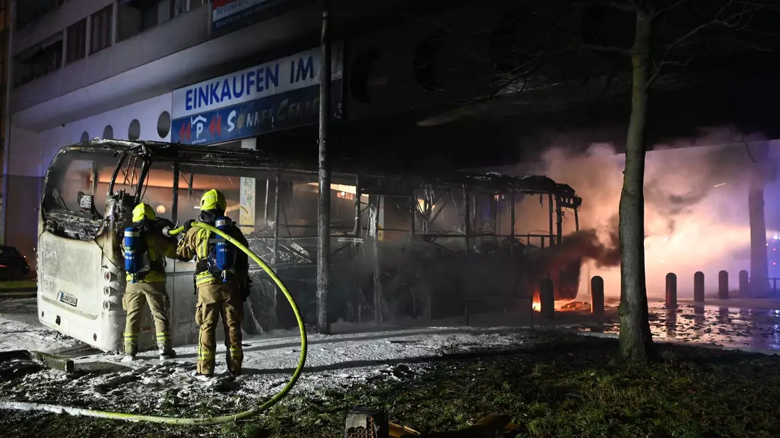 Feuerwerk an Silvester wie hier in Berlin ist beliebt in Deutschland - trotz aller Debatten um Umweltschäden (Archivbild) - Bild: Paul Zinken/dpa