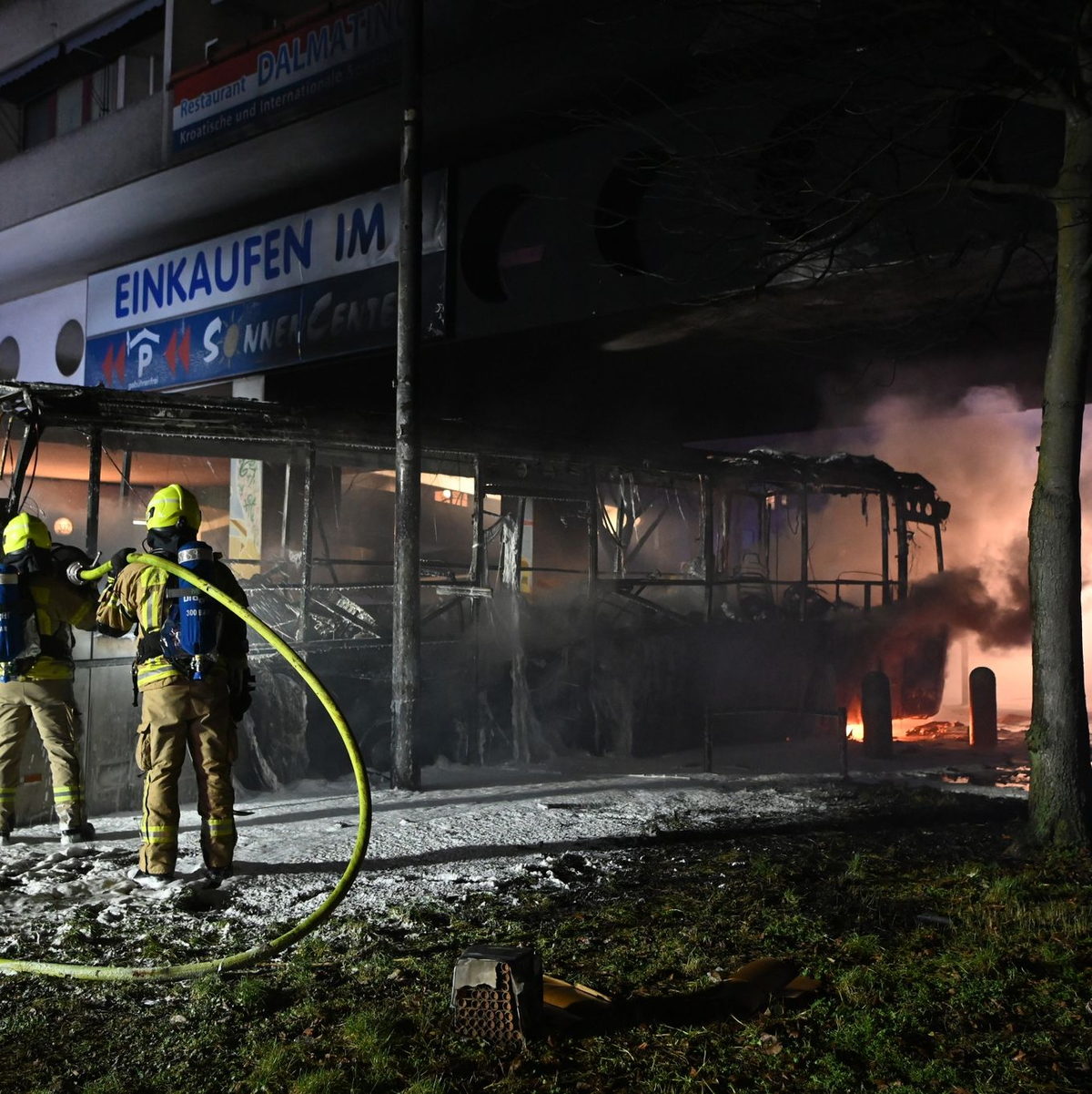 Einsatzkräfte der Polizei stehen unweit vom Kottbuser Damm. - Foto: Paul Zinken/dpa