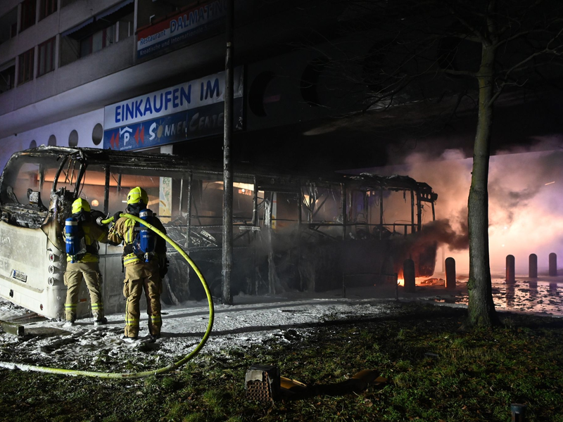 Polizeibeamte auf der Sonnenallee. - Foto: Paul Zinken/dpa