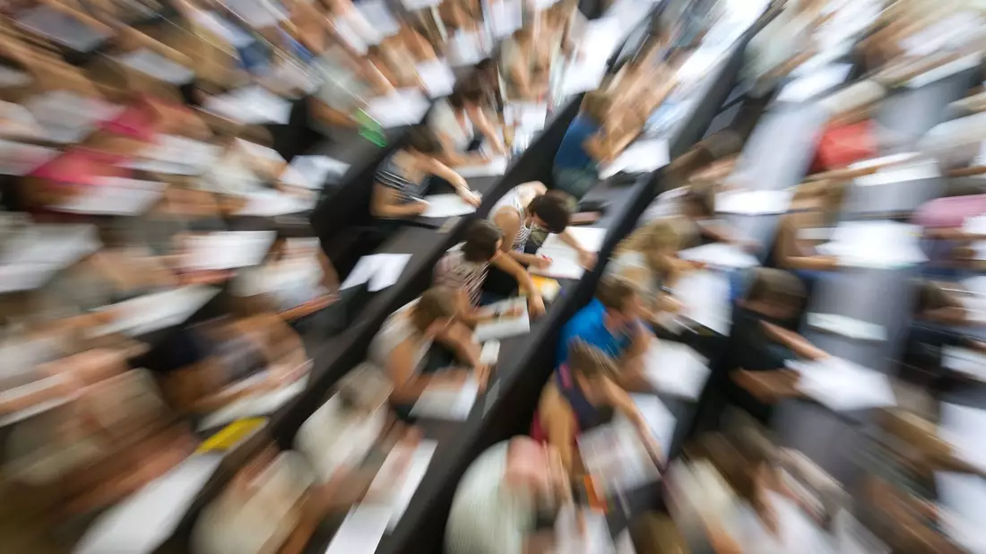 Erstsemster-Studenten in einem Hörsaal einer Universität. - Bild: Uwe Anspach/dpa