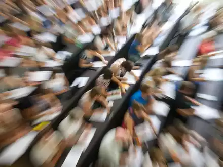 Erstsemster-Studenten in einem Hörsaal einer Universität. - Foto: Uwe Anspach/dpa