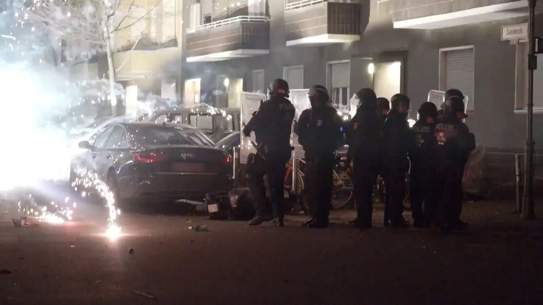 Die Statistik zu Gewalt gegen Polizeibeamte zeigt: Mehr als 83 Prozent der Tatverdächtigen sind männlich. (Symbolbild) - Bild: Julius-Christian Schreiner/TNN/dpa