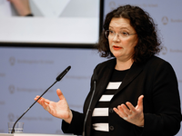 «Die Überfülle der Möglichkeiten bei über 300 dualen Ausbildungsberufen verunsichert viele Jugendliche und ihre Eltern», sagt die Chefin der Bundesagentur für Arbeit. - Foto: Daniel Löb/dpa