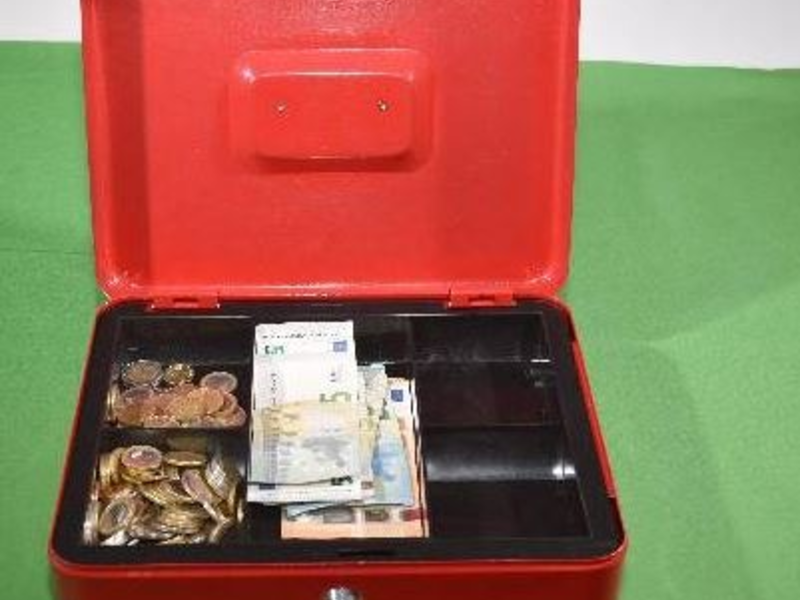 POL-DA: Heppenheim: Polizei sucht Eigentümer/Wer erkennt die Geldkassette? - Foto: presseportal.de