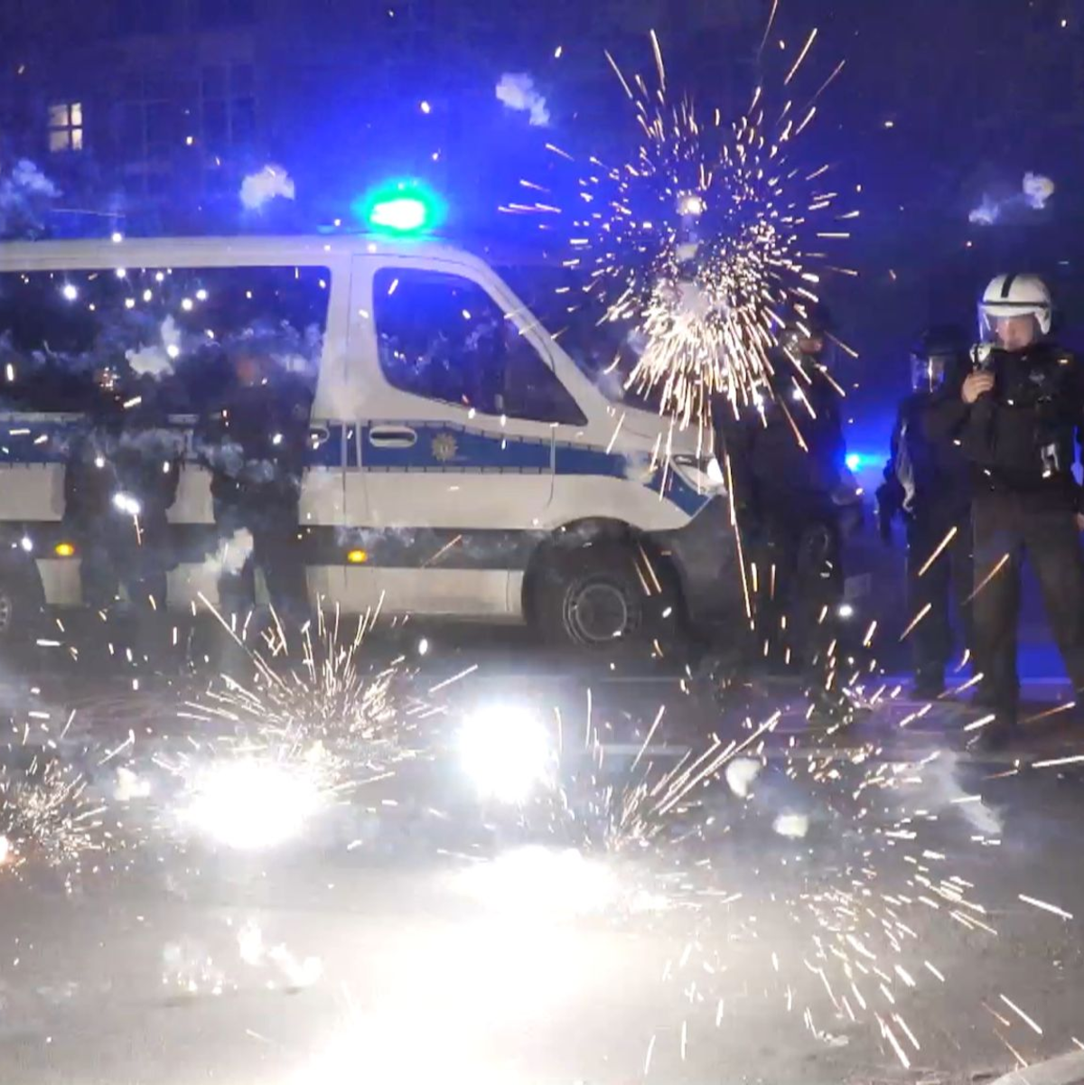 Die Silvesterrakete, die ein Influencer in ein Wohnhaus schoss, hat glücklicherweise niemanden verletzt. (Symbolbild) - Foto: Julius-Christian Schreiner/TNN/dpa